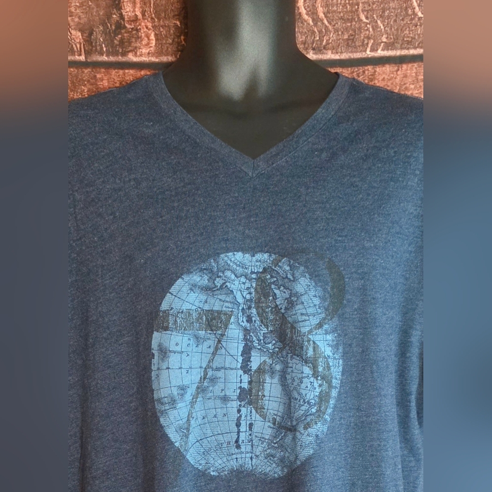 Banana Republic Men's Navy Graphic Tee Globe 78 Size XXL V-Neck AE-1822 - Picture 3 of 8